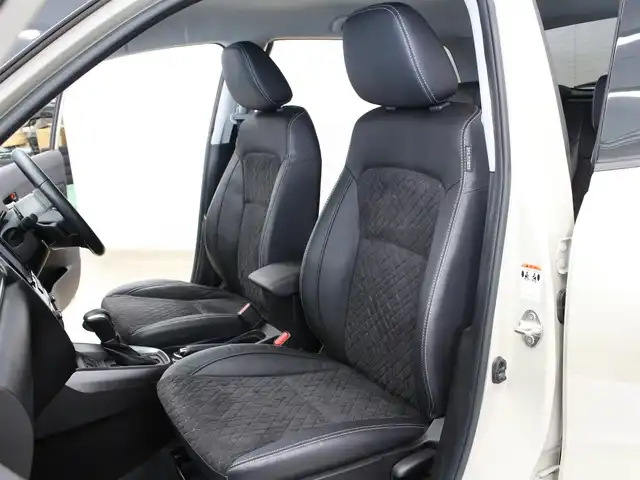 スズキ エスクード 三重県 2022(令4)年 1.1万km サバンナアイボリーメタリック/ブラック 2トーンルーフ セーフティサポート/・デュアルセンサーブレーキサポート/・誤発進抑制機能/・車線逸脱抑制機能/・車線逸脱警報機能/・ふらつき警報機能/・先行車発進お知らせ機能/・標識認識機能/・ブラインドスポットモニター/・リアトラフィックアラート/・アダプティブクルーズコントロール/純正8インチメモリーナビ・地デジTV/・DVD/CD/・Bluetooth/バックカメラ/ステアリングリモコン/パドルシフト/ハーフレザーシート/・前席シートヒーター/純正17インチアルミホイール/ブルー加飾付LEDヘッドライト/・オートライト/オートマチックハイビーム/LEDフォグライト/プッシュエンジンスタート/スマートキー×2