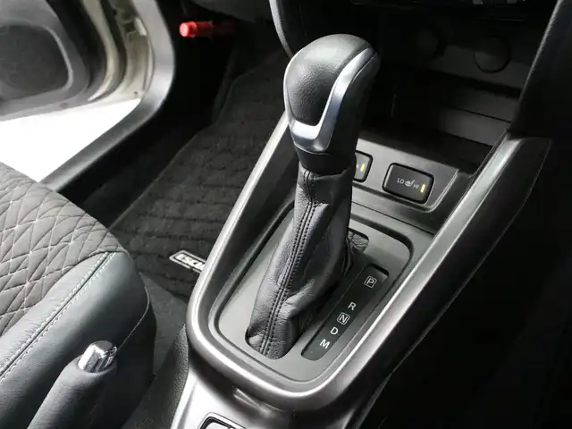 スズキ エスクード 三重県 2022(令4)年 1.1万km サバンナアイボリーメタリック/ブラック 2トーンルーフ セーフティサポート/・デュアルセンサーブレーキサポート/・誤発進抑制機能/・車線逸脱抑制機能/・車線逸脱警報機能/・ふらつき警報機能/・先行車発進お知らせ機能/・標識認識機能/・ブラインドスポットモニター/・リアトラフィックアラート/・アダプティブクルーズコントロール/純正8インチメモリーナビ・地デジTV/・DVD/CD/・Bluetooth/バックカメラ/ステアリングリモコン/パドルシフト/ハーフレザーシート/・前席シートヒーター/純正17インチアルミホイール/ブルー加飾付LEDヘッドライト/・オートライト/オートマチックハイビーム/LEDフォグライト/プッシュエンジンスタート/スマートキー×2