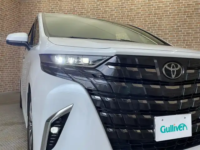 トヨタ アルファードハイブリット Z 岩手県 2023(令5)年 3.2万km プラチナホワイトパールマイカ ４WD/メーカーオプション（リモート機能付きアドバンストパーク/デジタルインナーミラー/ITS Connect/カラーヘッドアップディスプレイ/緊急操舵支援機能/フロントクロストラフィックアラート/レーンチェンジアシスト)/パノラミックビューモニター/三眼LEDヘッドランプ/デュアルパワースライドドア/パワーバックドア/トヨタセーフティセンス/プリクラッシュセーフティ/レーダークルーズコントロール/レーントレーシングアシスト/アダプティブハイビームアシスト/ロードサインアシスト/プロアクティブドライビングアシスト/ドアオープン制御付き安心降車アシスト/エグゼクティブパワーシート（ロングスライド/パワーオットマン/パワーリクライニング/シートヒーター/シートベンチレーション）/ステアリングヒーター/AC100V1500Wアクセサリーコンセント/置くだけ充電/ディスプレイオーディオ/（コネクティッドナビ/フルセグTV/USB/HDMI/Bluetooth/AppleCarPlay/AndroidAuto/ミラキャスト）/ETC2.0
