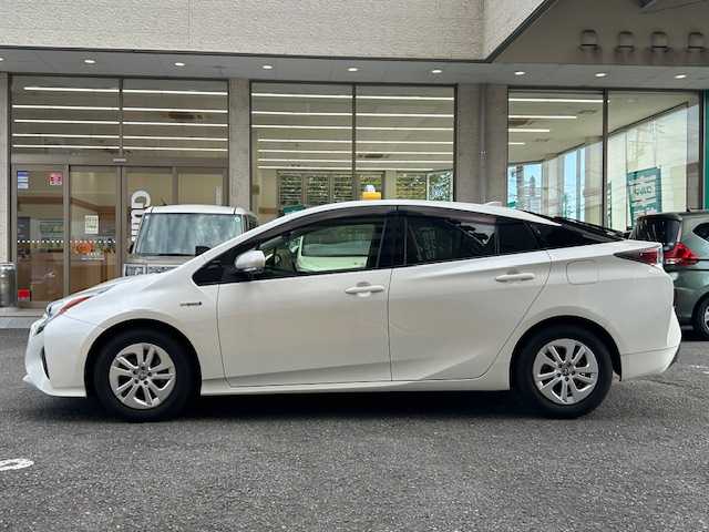 トヨタ プリウス S 静岡県 2017(平29)年 5.8万km ホワイトパールクリスタルシャイン 純正ナビ/ワンセグTV/CD/SD/BT/バックカメラ/プリクラッシュセーフティ/レーンディパチャーアラート/レーダークルーズコントロール/オートハイビーム/ビルトインETC/LEDヘッドライト/前方ドライブレコーダー/ステアリングスイッチ/スマートキー×2/保証書/取扱説明書/R1/2/3点検記録簿有