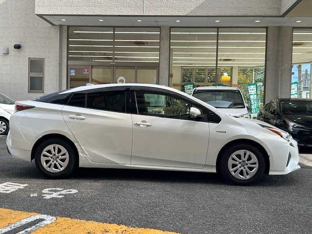 トヨタ プリウス S 静岡県 2017(平29)年 5.8万km ホワイトパールクリスタルシャイン 純正ナビ/ワンセグTV/CD/SD/BT/バックカメラ/プリクラッシュセーフティ/レーンディパチャーアラート/レーダークルーズコントロール/オートハイビーム/ビルトインETC/LEDヘッドライト/前方ドライブレコーダー/ステアリングスイッチ/スマートキー×2/保証書/取扱説明書/R1/2/3点検記録簿有