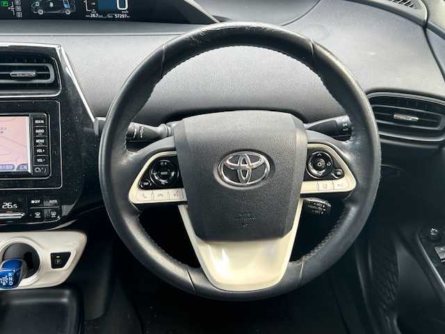トヨタ プリウス S 静岡県 2017(平29)年 5.8万km ホワイトパールクリスタルシャイン 純正ナビ/ワンセグTV/CD/SD/BT/バックカメラ/プリクラッシュセーフティ/レーンディパチャーアラート/レーダークルーズコントロール/オートハイビーム/ビルトインETC/LEDヘッドライト/前方ドライブレコーダー/ステアリングスイッチ/スマートキー×2/保証書/取扱説明書/R1/2/3点検記録簿有