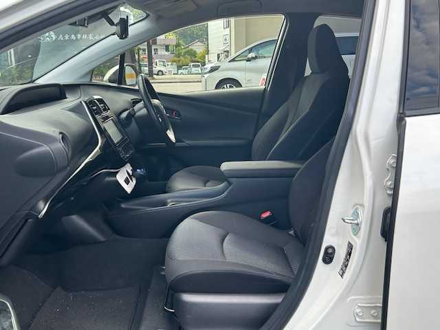 トヨタ プリウス S 静岡県 2017(平29)年 5.8万km ホワイトパールクリスタルシャイン 純正ナビ/ワンセグTV/CD/SD/BT/バックカメラ/プリクラッシュセーフティ/レーンディパチャーアラート/レーダークルーズコントロール/オートハイビーム/ビルトインETC/LEDヘッドライト/前方ドライブレコーダー/ステアリングスイッチ/スマートキー×2/保証書/取扱説明書/R1/2/3点検記録簿有