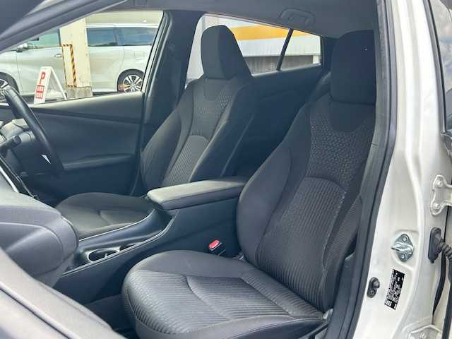 トヨタ プリウス S 静岡県 2017(平29)年 5.8万km ホワイトパールクリスタルシャイン 純正ナビ/ワンセグTV/CD/SD/BT/バックカメラ/プリクラッシュセーフティ/レーンディパチャーアラート/レーダークルーズコントロール/オートハイビーム/ビルトインETC/LEDヘッドライト/前方ドライブレコーダー/ステアリングスイッチ/スマートキー×2/保証書/取扱説明書/R1/2/3点検記録簿有