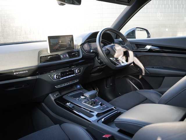 アウディ Ｑ５ Sライン コンペティション 静岡県 2020(令2)年 3.1万km 青Ｍ ２５０台限定モデル/ナバーラブルーメタリックLX5H/Sラインパッケージ（Sライン バンパー、スポーツサスペンション、エクステリアSライン ロゴ、ドアシルトリムSライン ロゴ、アルカンターラ／レザーSライン ロゴ、ヘッドライニングブラック、ステアリングホイールSライン エンブレム、ステンレススチールフットペダル、マルチカラーアンビエントライティング）/アシスタンスパッケージ（アウディプレセンス リア、アウディサイドアシスト、バーチャルコックピット）/マトリクスLEDヘッドライトパッケージ（マトリクスLEDヘッドライト、ダイナミックターンインジケーター、ヘッドライトウオッシャー）/プライバシーガラス/アコースティックガラス（フロントサイド）/シートヒーター（フロント、リア）/ブラックスタイリングパッケージ/アウディスポーツ アルミホイール（5アームローターデザイン／グロスブラック／8J×20）/255/45R20タイヤ/コントラストペイント（マンハッタングレーメタリック）/デコラティブパネル（ピアノブラック）/ステアリングホイール（3スポークレザー／マルチファンクション／フラットボトム）