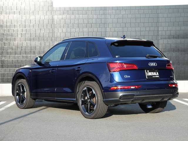 アウディ Ｑ５ Sライン コンペティション 静岡県 2020(令2)年 3.1万km 青Ｍ ２５０台限定モデル/ナバーラブルーメタリックLX5H/Sラインパッケージ（Sライン バンパー、スポーツサスペンション、エクステリアSライン ロゴ、ドアシルトリムSライン ロゴ、アルカンターラ／レザーSライン ロゴ、ヘッドライニングブラック、ステアリングホイールSライン エンブレム、ステンレススチールフットペダル、マルチカラーアンビエントライティング）/アシスタンスパッケージ（アウディプレセンス リア、アウディサイドアシスト、バーチャルコックピット）/マトリクスLEDヘッドライトパッケージ（マトリクスLEDヘッドライト、ダイナミックターンインジケーター、ヘッドライトウオッシャー）/プライバシーガラス/アコースティックガラス（フロントサイド）/シートヒーター（フロント、リア）/ブラックスタイリングパッケージ/アウディスポーツ アルミホイール（5アームローターデザイン／グロスブラック／8J×20）/255/45R20タイヤ/コントラストペイント（マンハッタングレーメタリック）/デコラティブパネル（ピアノブラック）/ステアリングホイール（3スポークレザー／マルチファンクション／フラットボトム）