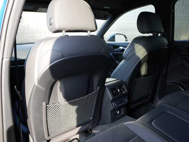 アウディ Ｑ５ Sライン コンペティション 静岡県 2020(令2)年 3.1万km 青Ｍ ２５０台限定モデル/ナバーラブルーメタリックLX5H/Sラインパッケージ（Sライン バンパー、スポーツサスペンション、エクステリアSライン ロゴ、ドアシルトリムSライン ロゴ、アルカンターラ／レザーSライン ロゴ、ヘッドライニングブラック、ステアリングホイールSライン エンブレム、ステンレススチールフットペダル、マルチカラーアンビエントライティング）/アシスタンスパッケージ（アウディプレセンス リア、アウディサイドアシスト、バーチャルコックピット）/マトリクスLEDヘッドライトパッケージ（マトリクスLEDヘッドライト、ダイナミックターンインジケーター、ヘッドライトウオッシャー）/プライバシーガラス/アコースティックガラス（フロントサイド）/シートヒーター（フロント、リア）/ブラックスタイリングパッケージ/アウディスポーツ アルミホイール（5アームローターデザイン／グロスブラック／8J×20）/255/45R20タイヤ/コントラストペイント（マンハッタングレーメタリック）/デコラティブパネル（ピアノブラック）/ステアリングホイール（3スポークレザー／マルチファンクション／フラットボトム）