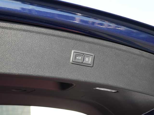 アウディ Ｑ５ Sライン コンペティション 静岡県 2020(令2)年 3.1万km 青Ｍ ２５０台限定モデル/ナバーラブルーメタリックLX5H/Sラインパッケージ（Sライン バンパー、スポーツサスペンション、エクステリアSライン ロゴ、ドアシルトリムSライン ロゴ、アルカンターラ／レザーSライン ロゴ、ヘッドライニングブラック、ステアリングホイールSライン エンブレム、ステンレススチールフットペダル、マルチカラーアンビエントライティング）/アシスタンスパッケージ（アウディプレセンス リア、アウディサイドアシスト、バーチャルコックピット）/マトリクスLEDヘッドライトパッケージ（マトリクスLEDヘッドライト、ダイナミックターンインジケーター、ヘッドライトウオッシャー）/プライバシーガラス/アコースティックガラス（フロントサイド）/シートヒーター（フロント、リア）/ブラックスタイリングパッケージ/アウディスポーツ アルミホイール（5アームローターデザイン／グロスブラック／8J×20）/255/45R20タイヤ/コントラストペイント（マンハッタングレーメタリック）/デコラティブパネル（ピアノブラック）/ステアリングホイール（3スポークレザー／マルチファンクション／フラットボトム）