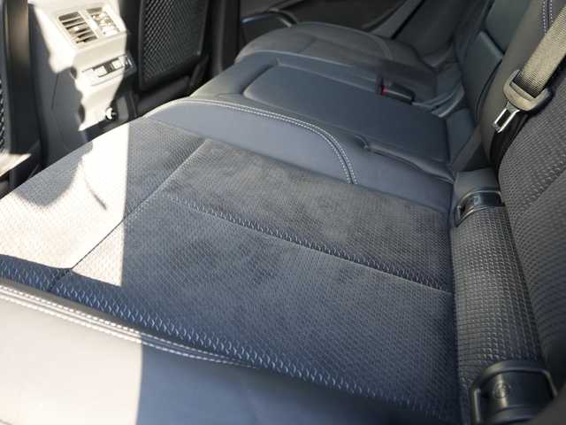 アウディ Ｑ５ Sライン コンペティション 静岡県 2020(令2)年 3.1万km 青Ｍ ２５０台限定モデル/ナバーラブルーメタリックLX5H/Sラインパッケージ（Sライン バンパー、スポーツサスペンション、エクステリアSライン ロゴ、ドアシルトリムSライン ロゴ、アルカンターラ／レザーSライン ロゴ、ヘッドライニングブラック、ステアリングホイールSライン エンブレム、ステンレススチールフットペダル、マルチカラーアンビエントライティング）/アシスタンスパッケージ（アウディプレセンス リア、アウディサイドアシスト、バーチャルコックピット）/マトリクスLEDヘッドライトパッケージ（マトリクスLEDヘッドライト、ダイナミックターンインジケーター、ヘッドライトウオッシャー）/プライバシーガラス/アコースティックガラス（フロントサイド）/シートヒーター（フロント、リア）/ブラックスタイリングパッケージ/アウディスポーツ アルミホイール（5アームローターデザイン／グロスブラック／8J×20）/255/45R20タイヤ/コントラストペイント（マンハッタングレーメタリック）/デコラティブパネル（ピアノブラック）/ステアリングホイール（3スポークレザー／マルチファンクション／フラットボトム）