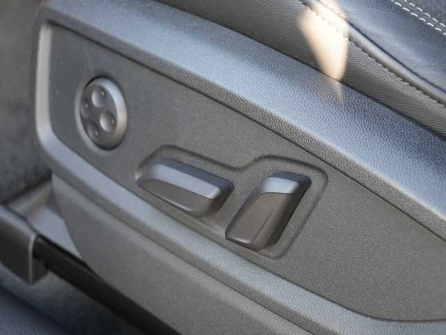 アウディ Ｑ５ Sライン コンペティション 静岡県 2020(令2)年 3.1万km 青Ｍ ２５０台限定モデル/ナバーラブルーメタリックLX5H/Sラインパッケージ（Sライン バンパー、スポーツサスペンション、エクステリアSライン ロゴ、ドアシルトリムSライン ロゴ、アルカンターラ／レザーSライン ロゴ、ヘッドライニングブラック、ステアリングホイールSライン エンブレム、ステンレススチールフットペダル、マルチカラーアンビエントライティング）/アシスタンスパッケージ（アウディプレセンス リア、アウディサイドアシスト、バーチャルコックピット）/マトリクスLEDヘッドライトパッケージ（マトリクスLEDヘッドライト、ダイナミックターンインジケーター、ヘッドライトウオッシャー）/プライバシーガラス/アコースティックガラス（フロントサイド）/シートヒーター（フロント、リア）/ブラックスタイリングパッケージ/アウディスポーツ アルミホイール（5アームローターデザイン／グロスブラック／8J×20）/255/45R20タイヤ/コントラストペイント（マンハッタングレーメタリック）/デコラティブパネル（ピアノブラック）/ステアリングホイール（3スポークレザー／マルチファンクション／フラットボトム）