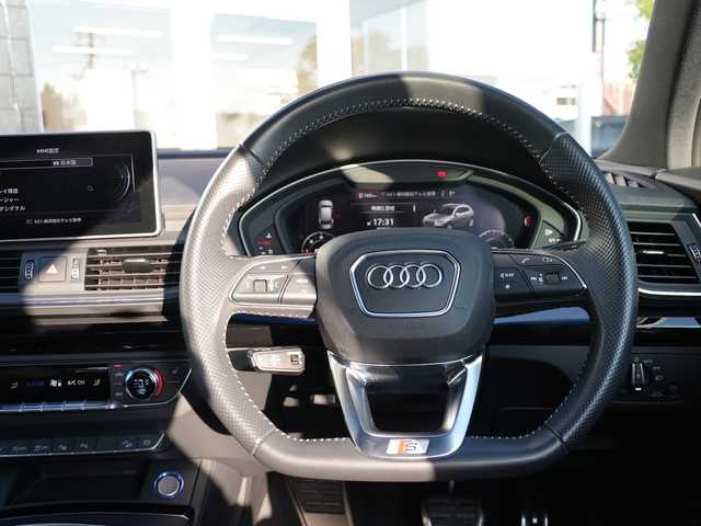 アウディ Ｑ５ Sライン コンペティション 静岡県 2020(令2)年 3.1万km 青Ｍ ２５０台限定モデル/ナバーラブルーメタリックLX5H/Sラインパッケージ（Sライン バンパー、スポーツサスペンション、エクステリアSライン ロゴ、ドアシルトリムSライン ロゴ、アルカンターラ／レザーSライン ロゴ、ヘッドライニングブラック、ステアリングホイールSライン エンブレム、ステンレススチールフットペダル、マルチカラーアンビエントライティング）/アシスタンスパッケージ（アウディプレセンス リア、アウディサイドアシスト、バーチャルコックピット）/マトリクスLEDヘッドライトパッケージ（マトリクスLEDヘッドライト、ダイナミックターンインジケーター、ヘッドライトウオッシャー）/プライバシーガラス/アコースティックガラス（フロントサイド）/シートヒーター（フロント、リア）/ブラックスタイリングパッケージ/アウディスポーツ アルミホイール（5アームローターデザイン／グロスブラック／8J×20）/255/45R20タイヤ/コントラストペイント（マンハッタングレーメタリック）/デコラティブパネル（ピアノブラック）/ステアリングホイール（3スポークレザー／マルチファンクション／フラットボトム）