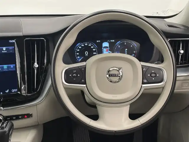 ボルボ ＸＣ６０ D4 AWD モーメンタム 岡山県 2018(平30)年 5.4万km デニムブルーメタリック 純正SENSUSナビ/360°カメラ/アップルカープレイ/アンドロイドオート/USB/フルセグTV/Bluetooth/ブレーキAH/オートワイパー/レザーシート（ブロンド）/パワーシート/オートエアコン/パワーテールゲート/ACC/CitySefety/LaneKeepingAid/RoadSignInformation/DriverAleart/ドライブモード/ドラレコ（F/R）/ETC