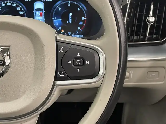 ボルボ ＸＣ６０ D4 AWD モーメンタム 岡山県 2018(平30)年 5.4万km デニムブルーメタリック 純正SENSUSナビ/360°カメラ/アップルカープレイ/アンドロイドオート/USB/フルセグTV/Bluetooth/ブレーキAH/オートワイパー/レザーシート（ブロンド）/パワーシート/オートエアコン/パワーテールゲート/ACC/CitySefety/LaneKeepingAid/RoadSignInformation/DriverAleart/ドライブモード/ドラレコ（F/R）/ETC