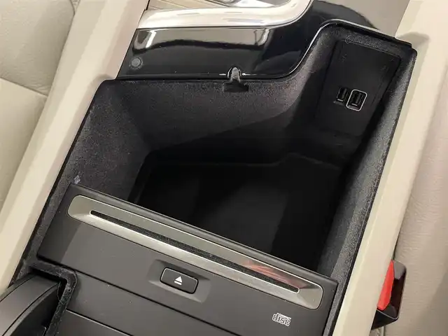 ボルボ ＸＣ６０ D4 AWD モーメンタム 岡山県 2018(平30)年 5.4万km デニムブルーメタリック 純正SENSUSナビ/360°カメラ/アップルカープレイ/アンドロイドオート/USB/フルセグTV/Bluetooth/ブレーキAH/オートワイパー/レザーシート（ブロンド）/パワーシート/オートエアコン/パワーテールゲート/ACC/CitySefety/LaneKeepingAid/RoadSignInformation/DriverAleart/ドライブモード/ドラレコ（F/R）/ETC
