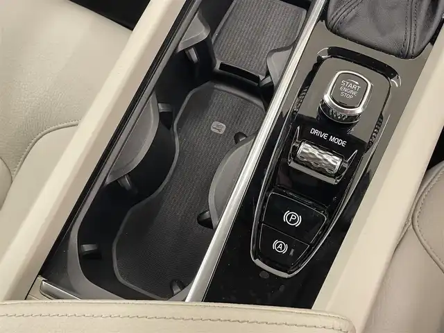 ボルボ ＸＣ６０ D4 AWD モーメンタム 岡山県 2018(平30)年 5.4万km デニムブルーメタリック 純正SENSUSナビ/360°カメラ/アップルカープレイ/アンドロイドオート/USB/フルセグTV/Bluetooth/ブレーキAH/オートワイパー/レザーシート（ブロンド）/パワーシート/オートエアコン/パワーテールゲート/ACC/CitySefety/LaneKeepingAid/RoadSignInformation/DriverAleart/ドライブモード/ドラレコ（F/R）/ETC