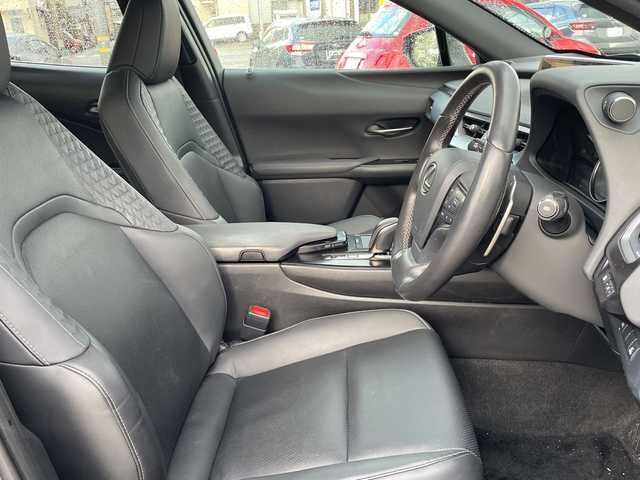 レクサス ＵＸ 300e バージョンC 石川県 2021(令3)年 4.2万km グラファイトブラックガラスフレーク 純正ナビ　フルセグＴＶ　バックカメラ　ＬＥＤヘッドライト　マークレビンソン　革シート　シートヒーター＆クーラー　レクサスセーフティ　レーダークルーズ　純正アルミ　ＥＴＣ２．０　ドラレコ　保証書