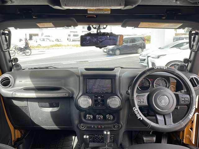 クライスラー・ジープ ジープ ラングラー アンリミテッド スポーツ 福岡県 2013(平25)年 6.9万km オレンジ 社外ナビ【カロッツェリア】/　Ｂｌｕｅｔｏｏｔｈ・フルセグＴＶ・ＣＤ・ＤＶＤ　/クルーズコントロール　/デジタルインナーミラー　/後席モニター/ヒーテッドドアミラー　/バックカメラ　/ＭＴモード付ＡＴ車　/ルーフキャリア/トランスファーレバー/スペアキー１本/リモコンキー/純正フロアマット/ダウンヒルアシストコントロール/パワーウィンドウ/横滑り防止装置/取扱説明書