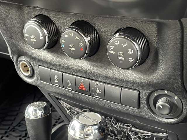 クライスラー・ジープ ジープ ラングラー アンリミテッド スポーツ 福岡県 2013(平25)年 6.9万km オレンジ 社外ナビ【カロッツェリア】/　Ｂｌｕｅｔｏｏｔｈ・フルセグＴＶ・ＣＤ・ＤＶＤ　/クルーズコントロール　/デジタルインナーミラー　/後席モニター/ヒーテッドドアミラー　/バックカメラ　/ＭＴモード付ＡＴ車　/ルーフキャリア/トランスファーレバー/スペアキー１本/リモコンキー/純正フロアマット/ダウンヒルアシストコントロール/パワーウィンドウ/横滑り防止装置/取扱説明書