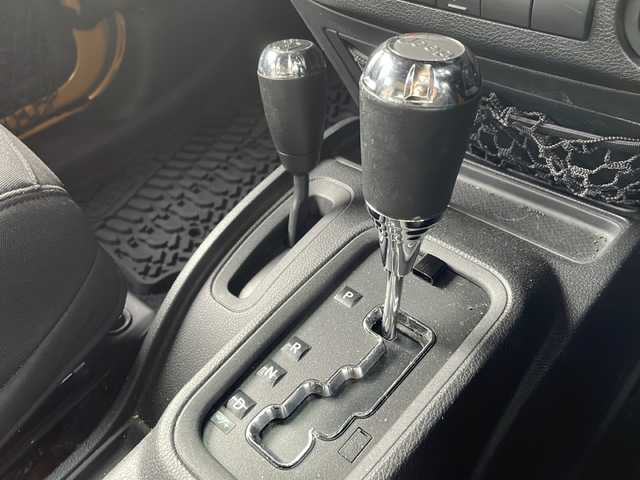 クライスラー・ジープ ジープ ラングラー アンリミテッド スポーツ 福岡県 2013(平25)年 6.9万km オレンジ 社外ナビ【カロッツェリア】/　Ｂｌｕｅｔｏｏｔｈ・フルセグＴＶ・ＣＤ・ＤＶＤ　/クルーズコントロール　/デジタルインナーミラー　/後席モニター/ヒーテッドドアミラー　/バックカメラ　/ＭＴモード付ＡＴ車　/ルーフキャリア/トランスファーレバー/スペアキー１本/リモコンキー/純正フロアマット/ダウンヒルアシストコントロール/パワーウィンドウ/横滑り防止装置/取扱説明書