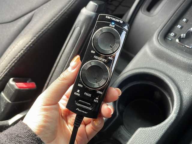 クライスラー・ジープ ジープ ラングラー アンリミテッド スポーツ 福岡県 2013(平25)年 6.9万km オレンジ 社外ナビ【カロッツェリア】/　Ｂｌｕｅｔｏｏｔｈ・フルセグＴＶ・ＣＤ・ＤＶＤ　/クルーズコントロール　/デジタルインナーミラー　/後席モニター/ヒーテッドドアミラー　/バックカメラ　/ＭＴモード付ＡＴ車　/ルーフキャリア/トランスファーレバー/スペアキー１本/リモコンキー/純正フロアマット/ダウンヒルアシストコントロール/パワーウィンドウ/横滑り防止装置/取扱説明書