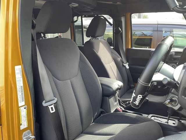 クライスラー・ジープ ジープ ラングラー アンリミテッド スポーツ 福岡県 2013(平25)年 6.9万km オレンジ 社外ナビ【カロッツェリア】/　Ｂｌｕｅｔｏｏｔｈ・フルセグＴＶ・ＣＤ・ＤＶＤ　/クルーズコントロール　/デジタルインナーミラー　/後席モニター/ヒーテッドドアミラー　/バックカメラ　/ＭＴモード付ＡＴ車　/ルーフキャリア/トランスファーレバー/スペアキー１本/リモコンキー/純正フロアマット/ダウンヒルアシストコントロール/パワーウィンドウ/横滑り防止装置/取扱説明書