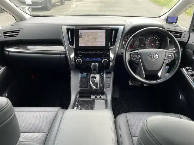 トヨタ アルファード S Cパッケージ 福岡県 2022(令4)年 1.6万km ホワイトパールクリスタルシャイン ワンオーナー/フリップダウンモニター/ツインムーンルーフ/モデリスタエアロ（F/S/R)/純正ナビ（BT/フルセグ/AM/FM/DISC/USB)/Bカメラ/パワーバックドア/オットマン/両側パワースライドドア/レーダークルーズコントロール/LEDヘッドライト/オートライト/オートマチックハイビーム/シーケンシャルターンランプ/レザーシート/シートメモリー/DN席パワーシート/DN席エアシート/DN席シートヒーター/ステアリングヒーター/チルトステアリング/純正20インチAW/ローダウン/BSM/クリアランスソナー/横滑り防止装置/レーンキープアシスト/盗難防止装置/衝突被害軽減ブレーキ/アイドリングストップ/ドライブレコーダー/デジタルインナーミラー/NANOE/スマートキー/ETC/保証書/取扱説明書
