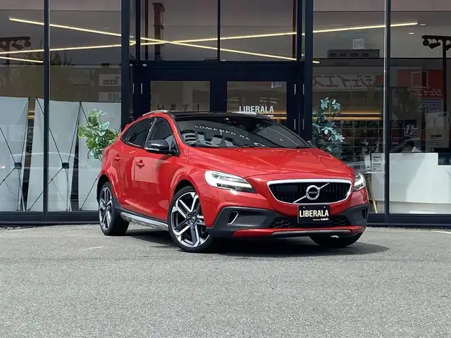 ボルボ Ｖ４０ クロスカントリー D4 アクティブED 福岡県 2018(平30)年 4.2万km 赤 ・ガラスルーフ/・アダプティブクルーズコントロール/・純正ナビ/BT/USB/・バックカメラ/・専用レザーシート/シートヒーター/・ETC/・純正19AW/・150台限定/・保証書/・取扱説明書/・スペアキー