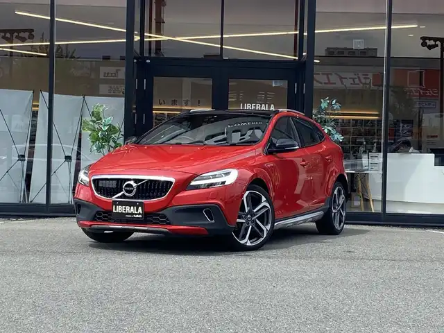 ボルボ Ｖ４０ クロスカントリー D4 アクティブED 福岡県 2018(平30)年 4.2万km 赤 ・ガラスルーフ/・アダプティブクルーズコントロール/・純正ナビ/BT/USB/・バックカメラ/・専用レザーシート/シートヒーター/・ETC/・純正19AW/・150台限定/・保証書/・取扱説明書/・スペアキー