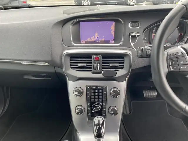 ボルボ Ｖ４０ クロスカントリー D4 アクティブED 福岡県 2018(平30)年 4.2万km 赤 ・ガラスルーフ/・アダプティブクルーズコントロール/・純正ナビ/BT/USB/・バックカメラ/・専用レザーシート/シートヒーター/・ETC/・純正19AW/・150台限定/・保証書/・取扱説明書/・スペアキー