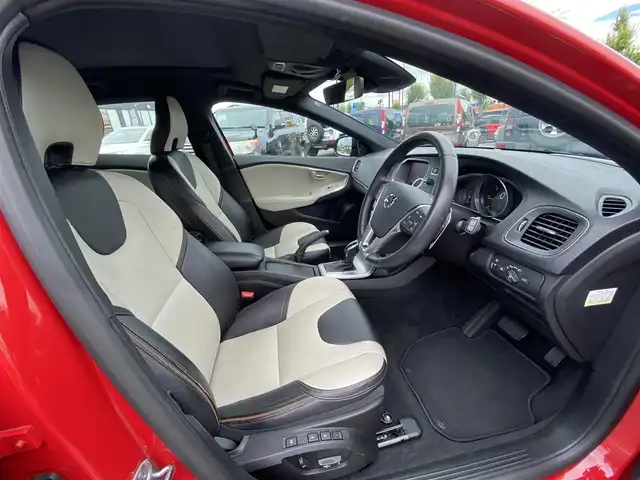 ボルボ Ｖ４０ クロスカントリー D4 アクティブED 福岡県 2018(平30)年 4.2万km 赤 ・ガラスルーフ/・アダプティブクルーズコントロール/・純正ナビ/BT/USB/・バックカメラ/・専用レザーシート/シートヒーター/・ETC/・純正19AW/・150台限定/・保証書/・取扱説明書/・スペアキー