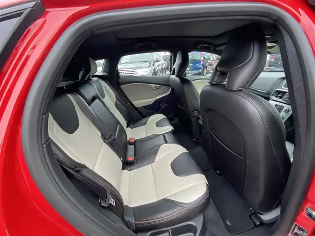 ボルボ Ｖ４０ クロスカントリー D4 アクティブED 福岡県 2018(平30)年 4.2万km 赤 ・ガラスルーフ/・アダプティブクルーズコントロール/・純正ナビ/BT/USB/・バックカメラ/・専用レザーシート/シートヒーター/・ETC/・純正19AW/・150台限定/・保証書/・取扱説明書/・スペアキー