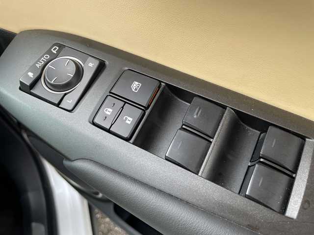 レクサス ＮＸ 200t Iパッケージ 石川県 2015(平27)年 8万km パール ４ＷＤ　純正ナビ　フルセグＴＶ　バックカメラ　革シート　シートヒーター　ハンドルヒーター　レーダーブレーキ　クルーズコントロール　ドラレコ　ＥＴＣ　純正アルミホイール　スマートキー　コーナーセンサー