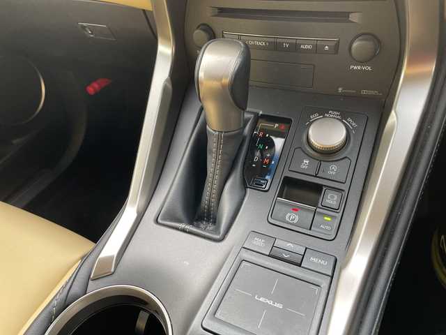 レクサス ＮＸ 200t Iパッケージ 石川県 2015(平27)年 8万km パール ４ＷＤ　純正ナビ　フルセグＴＶ　バックカメラ　革シート　シートヒーター　ハンドルヒーター　レーダーブレーキ　クルーズコントロール　ドラレコ　ＥＴＣ　純正アルミホイール　スマートキー　コーナーセンサー