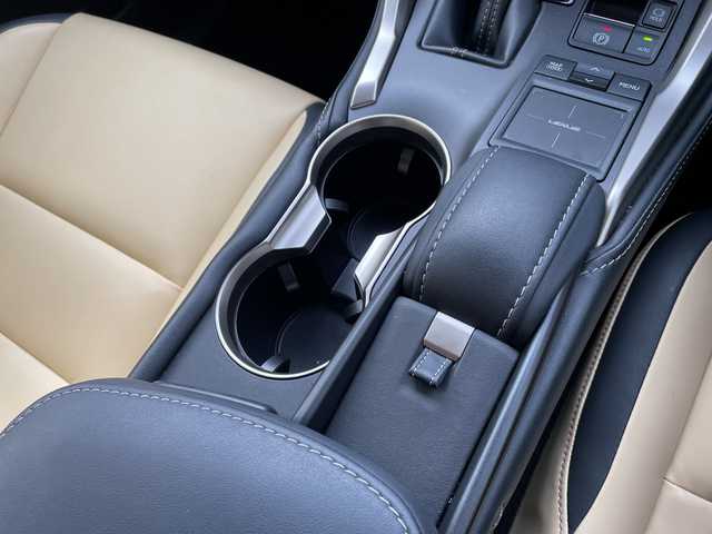 レクサス ＮＸ 200t Iパッケージ 石川県 2015(平27)年 8万km パール ４ＷＤ　純正ナビ　フルセグＴＶ　バックカメラ　革シート　シートヒーター　ハンドルヒーター　レーダーブレーキ　クルーズコントロール　ドラレコ　ＥＴＣ　純正アルミホイール　スマートキー　コーナーセンサー