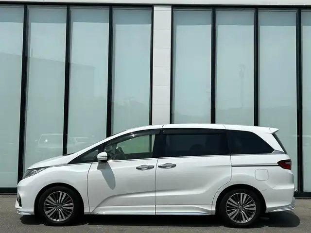 ホンダ オデッセイ アブソルート ホンダセンシング 大阪府 2019(令1)年 6.4万km プラチナホワイトパール 純正９インチナビ/   フルセグTV/CD/DVD/Bluetooth/USB/バックモニター/衝突軽減ブレーキ/横滑り防止装置/両側パワースライドドア/運転席パワーシート/レーダークルーズコントロール/レーンキープアシスト/パドルシフト/アイドリングストップ/ドライブレコーダー/純正17インチアルミホイール/純正フロアマット/プッシュスタート/スマートキー/ＥＴＣ/ＬＥＤ/禁煙車