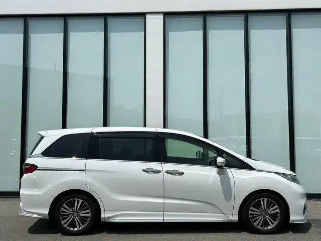 ホンダ オデッセイ アブソルート ホンダセンシング 大阪府 2019(令1)年 6.4万km プラチナホワイトパール 純正９インチナビ/   フルセグTV/CD/DVD/Bluetooth/USB/バックモニター/衝突軽減ブレーキ/横滑り防止装置/両側パワースライドドア/運転席パワーシート/レーダークルーズコントロール/レーンキープアシスト/パドルシフト/アイドリングストップ/ドライブレコーダー/純正17インチアルミホイール/純正フロアマット/プッシュスタート/スマートキー/ＥＴＣ/ＬＥＤ/禁煙車