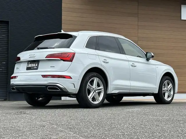 アウディ Ｑ５ 40TDIクワトロ Sライン 宮崎県 2021(令3)年 3.8万km 白 純正メモリナビ/・AM/・FM/・Bluetooth /・フルセグTV/・AppleCarPlay/・AndroidAuto/ETC2.0/前後ドライブレコーダー/ブラインドスポットモニター/革巻きステアリング/ステアリングリモコン/パドルシフト/アダプティブクルーズコントロール/ハーフレザーシート/全席シートヒーター /前席パワーシート/運転席シートメモリ/パワーバックドア/レーンキープアシスト/パーキングアシスト/アイドリングストップ/純正LEDヘッドライト/オートライト