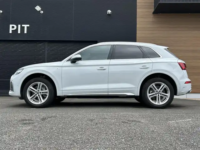 アウディ Ｑ５ 40TDIクワトロ Sライン 宮崎県 2021(令3)年 3.8万km 白 純正メモリナビ/・AM/・FM/・Bluetooth /・フルセグTV/・AppleCarPlay/・AndroidAuto/ETC2.0/前後ドライブレコーダー/ブラインドスポットモニター/革巻きステアリング/ステアリングリモコン/パドルシフト/アダプティブクルーズコントロール/ハーフレザーシート/全席シートヒーター /前席パワーシート/運転席シートメモリ/パワーバックドア/レーンキープアシスト/パーキングアシスト/アイドリングストップ/純正LEDヘッドライト/オートライト