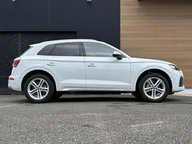 アウディ Ｑ５ 40TDIクワトロ Sライン 宮崎県 2021(令3)年 3.8万km 白 純正メモリナビ/・AM/・FM/・Bluetooth /・フルセグTV/・AppleCarPlay/・AndroidAuto/ETC2.0/前後ドライブレコーダー/ブラインドスポットモニター/革巻きステアリング/ステアリングリモコン/パドルシフト/アダプティブクルーズコントロール/ハーフレザーシート/全席シートヒーター /前席パワーシート/運転席シートメモリ/パワーバックドア/レーンキープアシスト/パーキングアシスト/アイドリングストップ/純正LEDヘッドライト/オートライト