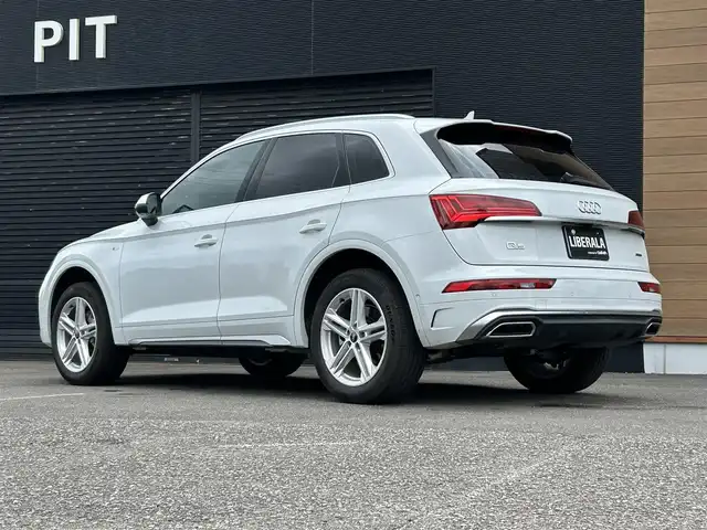 アウディ Ｑ５ 40TDIクワトロ Sライン 宮崎県 2021(令3)年 3.8万km 白 純正メモリナビ/・AM/・FM/・Bluetooth /・フルセグTV/・AppleCarPlay/・AndroidAuto/ETC2.0/前後ドライブレコーダー/ブラインドスポットモニター/革巻きステアリング/ステアリングリモコン/パドルシフト/アダプティブクルーズコントロール/ハーフレザーシート/全席シートヒーター /前席パワーシート/運転席シートメモリ/パワーバックドア/レーンキープアシスト/パーキングアシスト/アイドリングストップ/純正LEDヘッドライト/オートライト