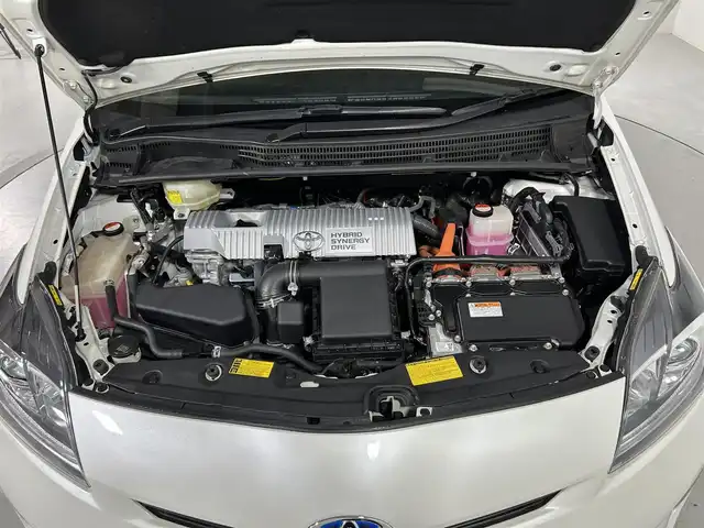 トヨタ プリウス S 佐賀県 2014(平26)年 7.2万km ホワイトパールクリスタルシャイン 社外7インチナビ/ワンセグTV/AM/FM/SD/バックカメラ/ビルトインETC/コーナーポール/社外フロアマット/純正ホイールキャップ/ステアリングスイッチ/スマートキー/スペアキー1本