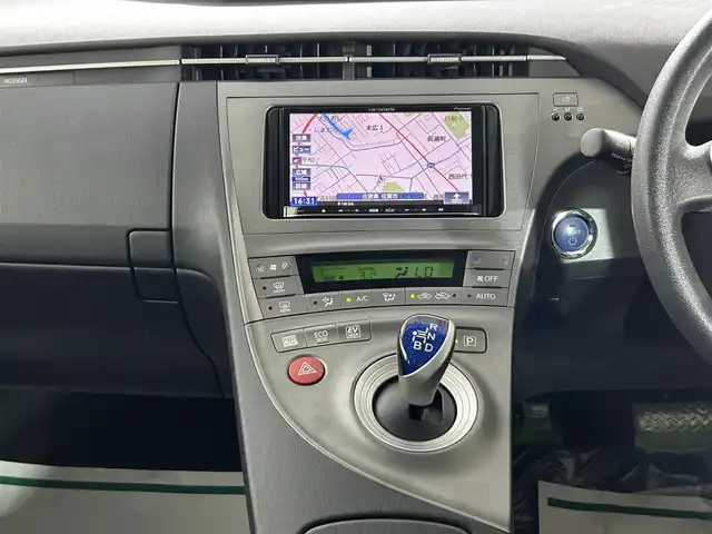トヨタ プリウス S 佐賀県 2014(平26)年 7.2万km ホワイトパールクリスタルシャイン 社外7インチナビ/ワンセグTV/AM/FM/SD/バックカメラ/ビルトインETC/コーナーポール/社外フロアマット/純正ホイールキャップ/ステアリングスイッチ/スマートキー/スペアキー1本