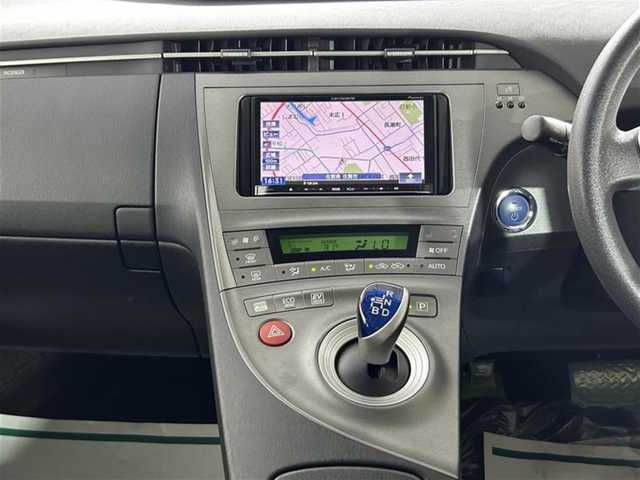 トヨタ プリウス S 茨城県 2014(平26)年 7.2万km ホワイトパールクリスタルシャイン (株)IDOMが運営する【じしゃロン水戸店】の自社ローン専用車両になりますこちらは現金またはオートローンご利用時の価格です。自社ローンご希望の方は別途その旨お申付け下さい/プッシュスタート/スマートキー×２/メモリーナビ/ワンセグTV/バックカメラ/ステアリングスイッチ/ビルトインETC/コーナーポール/電動格納ミラー/フロアマット/HIDヘッドライト