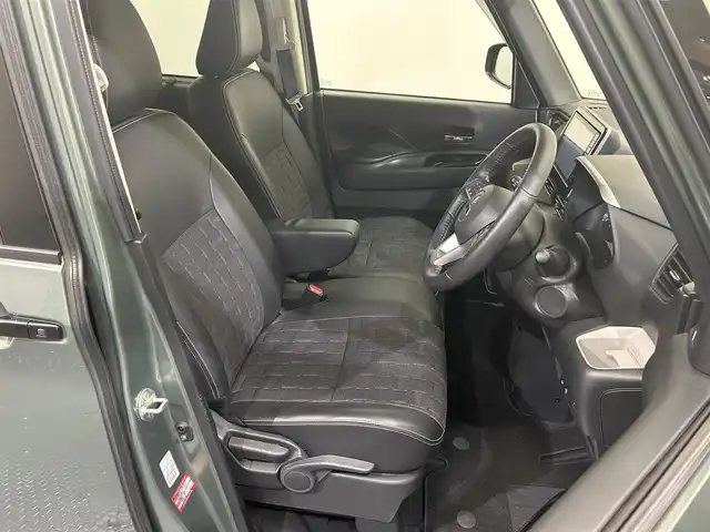 三菱 デリカミニ G プレミアム 愛媛県 2023(令5)年 0.7万km 緑 純正9インチナビ/(Bluetooth/CD/DVD/フルセグ)/全周囲カメラ/マイパイロット/デジタルルームミラー/衝突被害軽減ブレーキ/レーンキープアシスト/前後コーナーセンサー/ダウンヒルアシストコントロール/D/Nシートヒーター/ステアリングヒーター/両側電動スライドドア/ルーフレール/サイドサンシェード/リアサーキュレーター/LEDヘッドライト/オートマチックハイビーム/オートライト/ヘッドライトレベライザー/スペアキー/保証書/取扱説明書