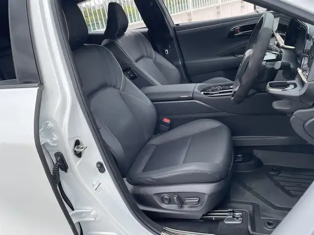 トヨタ クラウン スポーツ Z 東京都 2024(令6)年 0.7万km パールⅡ ワンオーナー/4WD /Toyota Safety Sense/　プリクラッシュセーフティシステム/　レーンディパーチャーアラート/　BSM・RCTA・RCD・PDA・PKSB・SEA・AVSP/   RSA・レーダークルーズコントロール/パーキングアシスト/オートライト/オートマチックハイビーム/オートワイパー/ワイヤレス充電/純正ナビ・BT/地デジTV/バックカメラ/全方位カメラ/黒革シート/シートヒーター/エアシート/パワーバックカメラ/メモリーパワーシート/純正２１インチアルミ/デジタルインナーミラー/ビルトインETC2.0/モデリスタドアハンドルプロテクター/マフラーカッター/スペアキー１本/保証書・取説