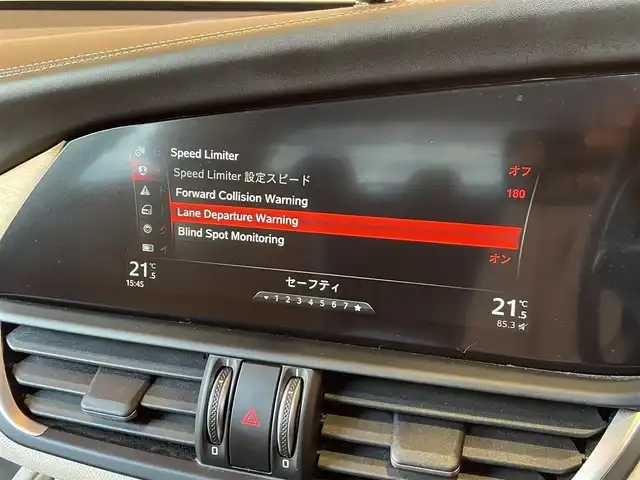 アルファロメオ ジュリア スーパー 愛知県 2017(平29)年 5万km 黒 純正ディスプレイオーディオ/白革シート /シートヒータ/harman/kardonサウンド/バックカメラ/パークセンサー/パドルシフト/ステアリングヒーター/HIDヘッドライト/プッシュスタート/ETC/純正18インチアルミ