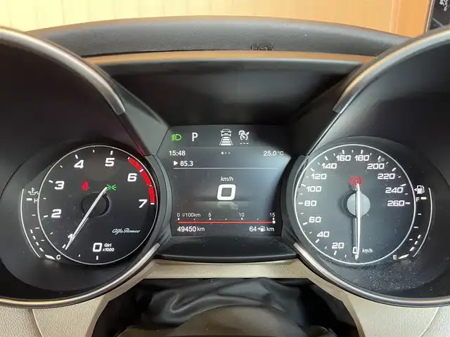 アルファロメオ ジュリア スーパー 愛知県 2017(平29)年 5万km 黒 純正ディスプレイオーディオ/白革シート /シートヒータ/harman/kardonサウンド/バックカメラ/パークセンサー/パドルシフト/ステアリングヒーター/HIDヘッドライト/プッシュスタート/ETC/純正18インチアルミ