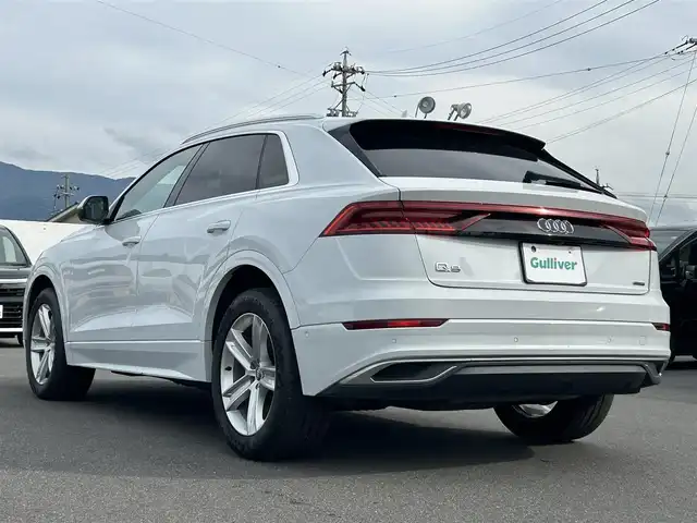 アウディ Ｑ８ 55TFSIクワトロ デビューPKG ラグジュアリ 長野県 2019(令1)年 7.5万km 白 ・純正ナビ　/・パノラマビューモニター　/・パノラマサンルーフ/・シートヒーター／シートクーラー　/・レザーシート/・アダプティブクルーズコントロール/・スマートキー/・電動リアゲート/・純正２０インチアルミホイール/・純正フロアマット/・ダウンヒルアシストコントロール