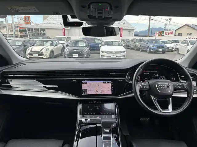 アウディ Ｑ８ 55TFSIクワトロ デビューPKG ラグジュアリ 長野県 2019(令1)年 7.5万km 白 ・純正ナビ　/・パノラマビューモニター　/・パノラマサンルーフ/・シートヒーター／シートクーラー　/・レザーシート/・アダプティブクルーズコントロール/・スマートキー/・電動リアゲート/・純正２０インチアルミホイール/・純正フロアマット/・ダウンヒルアシストコントロール