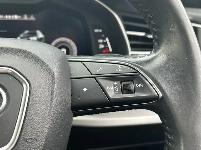 アウディ Ｑ８ 55TFSIクワトロ デビューPKG ラグジュアリ 長野県 2019(令1)年 7.5万km 白 ・純正ナビ　/・パノラマビューモニター　/・パノラマサンルーフ/・シートヒーター／シートクーラー　/・レザーシート/・アダプティブクルーズコントロール/・スマートキー/・電動リアゲート/・純正２０インチアルミホイール/・純正フロアマット/・ダウンヒルアシストコントロール